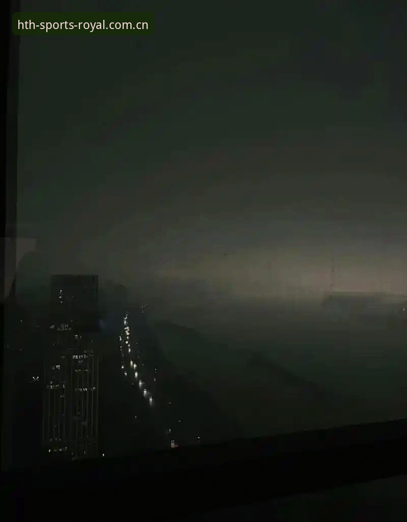 费城那一夜，雨下得像天漏了个洞。法国和伊拉克的比赛，从开场到终场拖了将近四个小时——中场休息因为雷暴硬生生停了2小时11分钟。这不是一场普通的3比0，这是姆巴佩在个人第100次国家队出场时，用两个进球向梅西隔空宣战的夜晚。很多球迷在那台中国区华体会体育网战略合作皇马2026版上盯着比分跳动，一边等闪电过去，一边看历史纪录被改写。梅西刚在对阵厄瓜多尔时梅开二度，以18球独享世界杯历史射手王，姆巴佩落后4球。结果不到几个小时，姆总就在费城追回了2球，世界杯数据变成16场16球，和克洛泽并列第二，距离梅西只差2球。